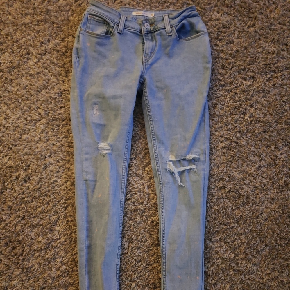 Distressed levi skinnies